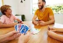 Evde Eğlencenin Tadını UNO® İle Çıkarın UNO®, tüm zamanımızı evde geçirdiğimiz bu günlerde ailenizle ve arkadaşlarınızla keyifli vakit geçirmeniz için yepyeni yaratıcı oyun fikirleriyle yanınızda olmaya devam ediyor