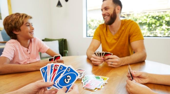 Evde Eğlencenin Tadını UNO® İle Çıkarın UNO®, tüm zamanımızı evde geçirdiğimiz bu günlerde ailenizle ve arkadaşlarınızla keyifli vakit geçirmeniz için yepyeni yaratıcı oyun fikirleriyle yanınızda olmaya devam ediyor