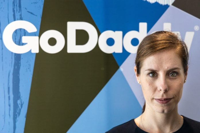 GoDaddy ve Barış Arduç küçük İşletmeler ve Girişimcilerin Online Olmasına Yardım Etmek İçin Güçlerini Birleştirdi