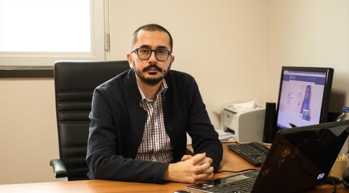 Dr. Öğr. Üyesi Ahmet Büber Covid-19’un Çocuklar Üzerindeki Etkisini ve Yapılması Gerekenleri Anlattı Pamukkale Üniversitesi (PAÜ) Tıp Fakültesi Dâhili Tıp Bilimleri Çocuk ve Ergen Ruh Sağlığı ve Hastalıkları Anabilim Dalı Öğretim Üyesi Dr. Öğr. Üyesi Ahmet Büber, Koronavirüs (Covid-19) salgınının çocuk ve ergenler üzerindeki yansımaları ve ebeveynlerin bu süreçte çocuklara nasıl yaklaşması gerektiği konusunda önemli tavsiyeler verdi