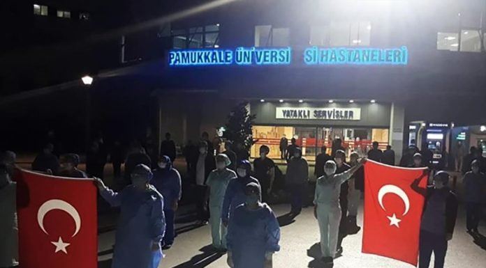 PAÜ Hastanelerinde Koronavirüs Nöbetine İstiklal Marşı Arası PAÜ Hastanelerinde Koronavirüs Nöbetine İstiklal Marşı Arası