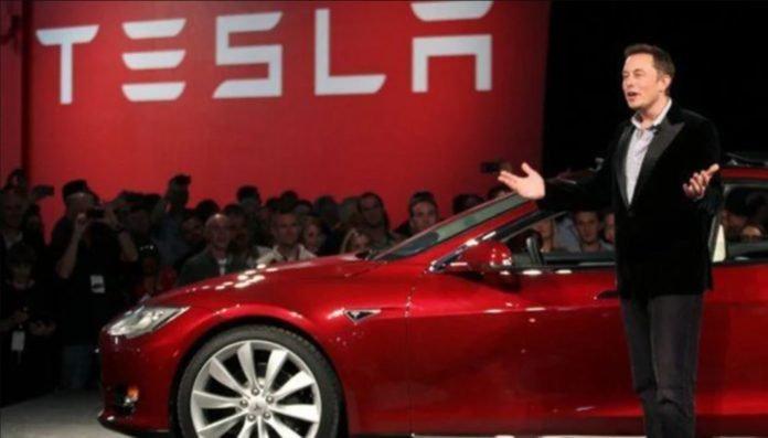 Elon Musk, Tesla Araçlara Video Konferans Özelliği Geleceğini Açıkladı
