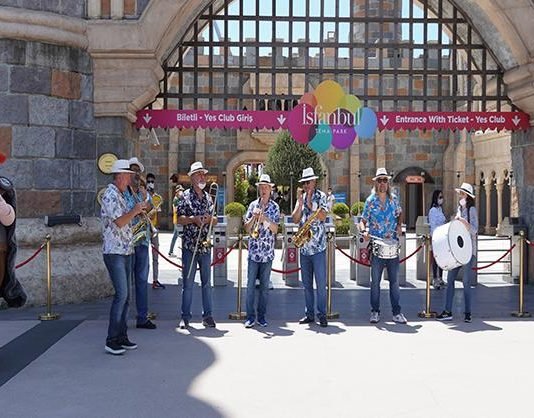Coşku Dolu Bando Takımıyla İsfanbul Tema Park’ta Bayram Sevinci Şenliğe Dönüştü neseli-maskotlar-ve-cosku-dolu-bando-takimiyla-isfanbul-tema-parkta-bayram-sevinci-senlige-donustu-