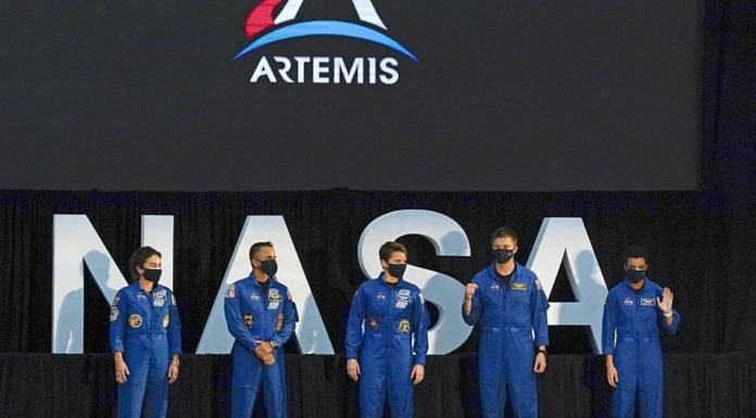 NASA, Ay’a Gidecek 18 Kişilik Ekibi Açıkladı