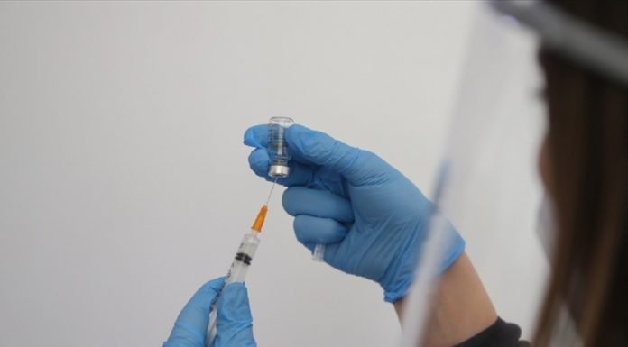 Koca, 65 Yaş Üzeri Vatandaşlarla 60 Yaş Üzeri Eşlerinin Aşılanmaya Başlanacağını Bildirdi