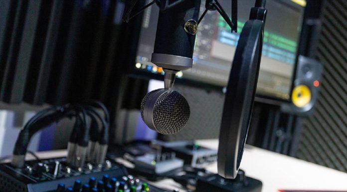 Teknolojiyle Dönüşen Radyo, Dünya Genelindeki Etkinliğini Sürdürüyor