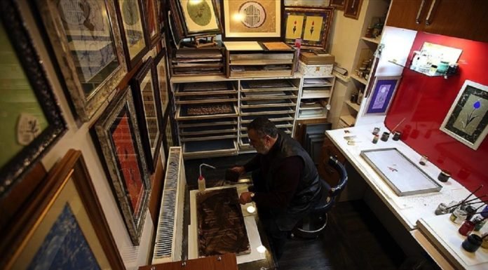 ‘Siyah Altın’ın Tozu Ebru Sanatına Yeni Bir Soluk Kattı