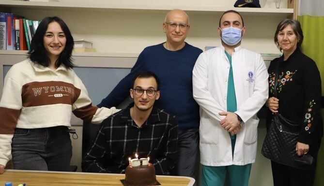 Bir Gencin Yaşama Tutunma Öyküsü: Kaza Sonrası Yaşam Mücadelesini Kazandı! Bir gencin yasama Tutunma Oykusu