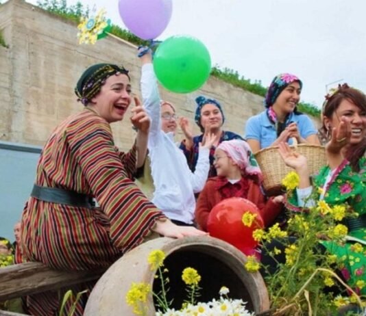 Alaçatı Ot Festivali’nde Kenan Doğulu Rüzgarı Otlarin Ruzgarli Oykusu