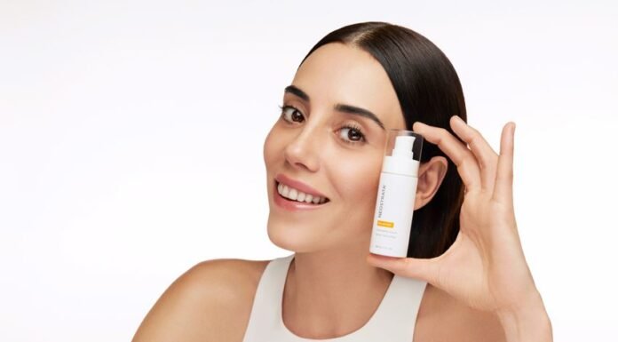 Cansu Dere, marka yüzü olduğu Neostrata’nın kampanya filmi ve fotoğraflarında cilt güzelliğiyle ışıltı saçıyor! cansu dere