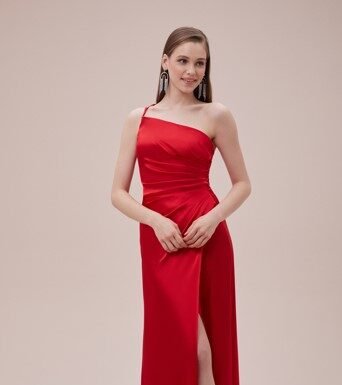 Oleg Cassini’den Yaz Davetlerine Romantik Dokunuş Oleg Cassini'den Yaz Davetlerine Romantik Dokunuş